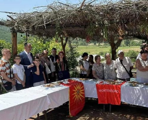 Македонски носии и храна претставени во Тирана